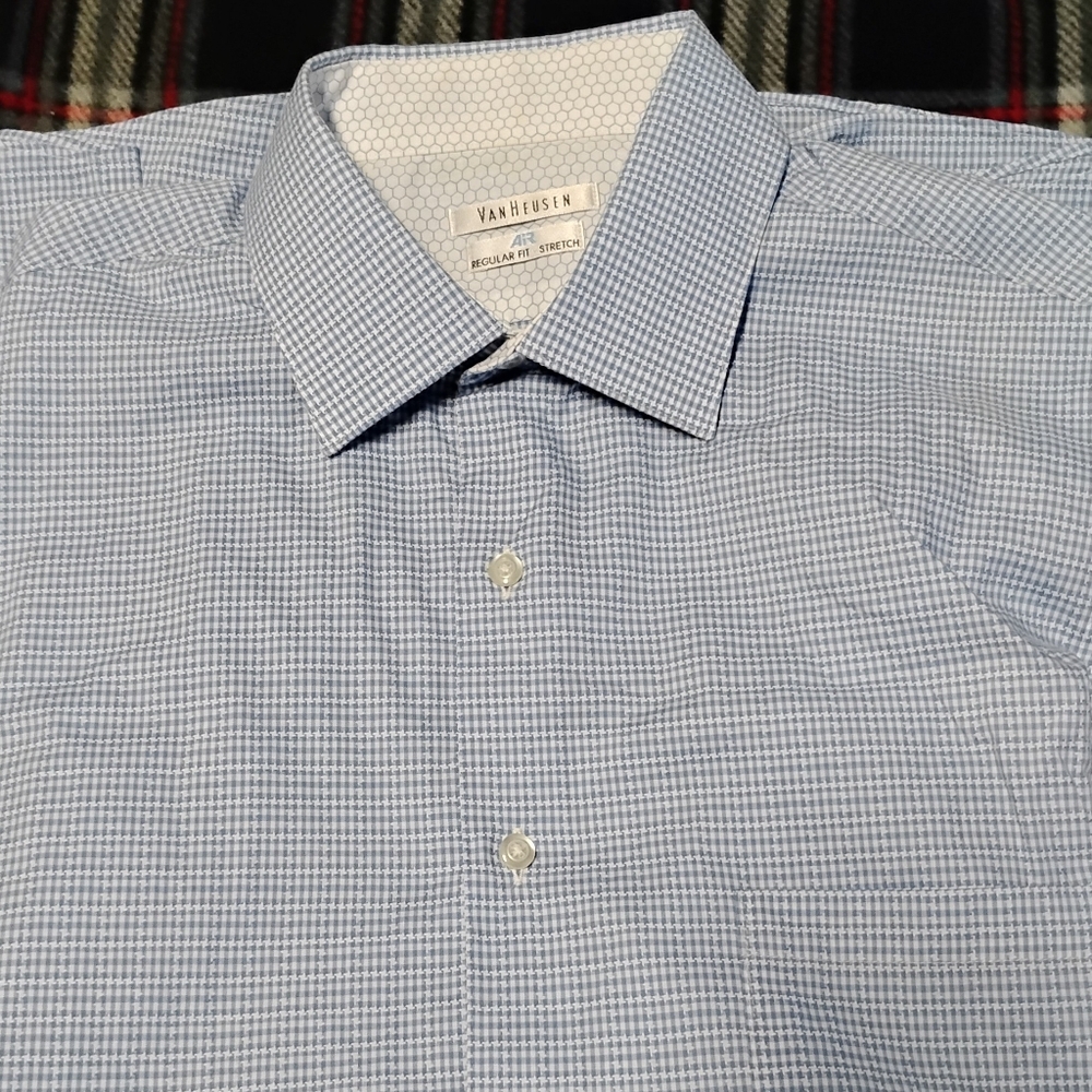 Long sleeve Van Heusen dress shirt 15 1/2 Neck 32/33 says regular fit stretch